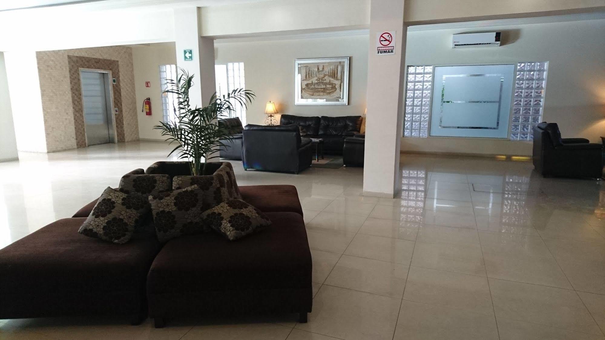 Savoy Express Hotel Torreón Buitenkant foto